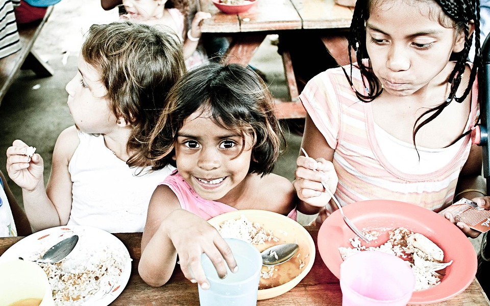 Fome no mundo diminuiu pelo terceiro ano consecutivo, diz ONU